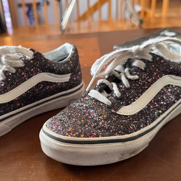 Vans - Picture 1 of 7
